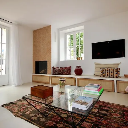 Magnifique Avec Garage En Plein Centre De *