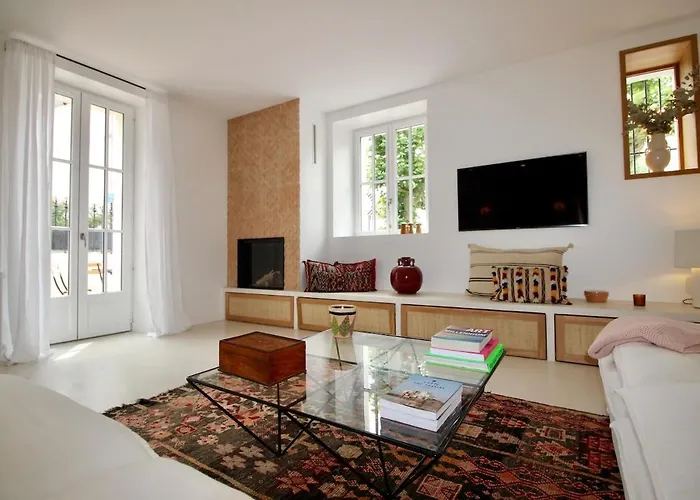 Magnifique Avec Garage En Plein Centre De *