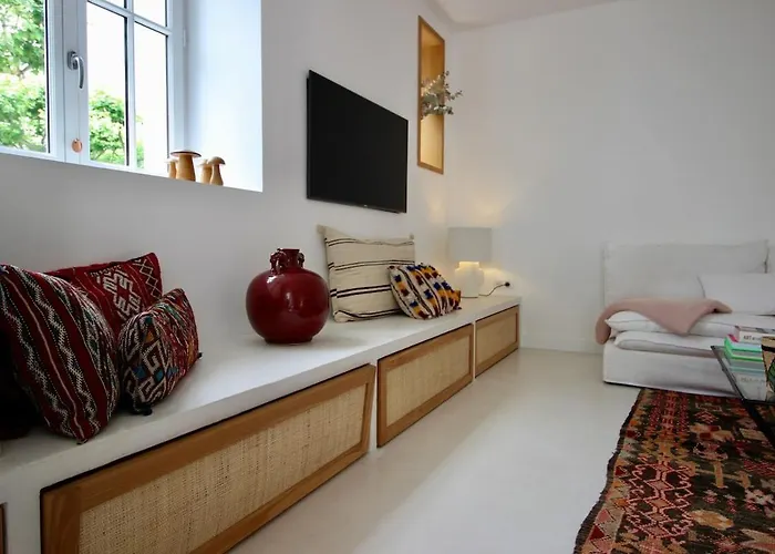 Magnifique Avec Garage En Plein Centre De *