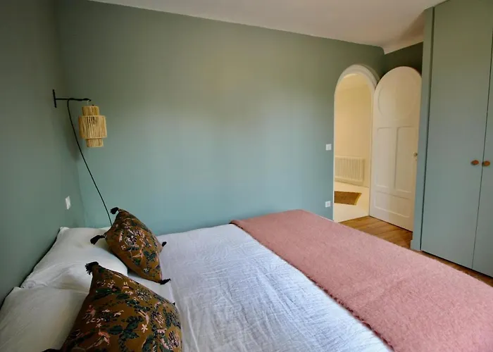 Magnifique Avec Garage En Plein Centre De *