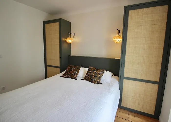 Magnifique Avec Garage En Plein Centre De