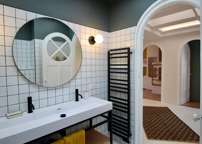 Magnifique Avec Garage En Plein Centre De