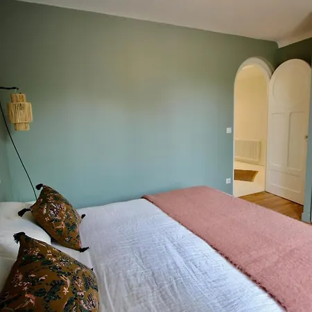 Magnifique Avec Garage En Plein Centre De *