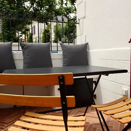 Magnifique Avec Garage En Plein Centre De *