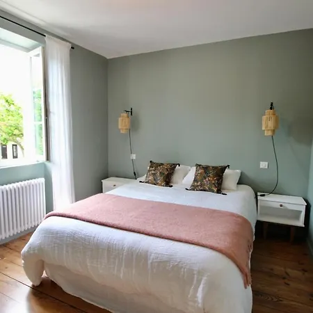 Magnifique Avec Garage En Plein Centre De Villa