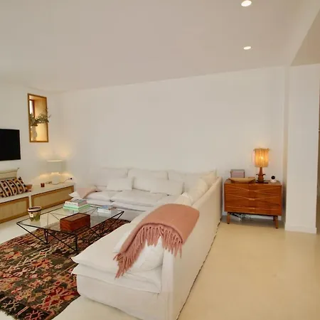 Magnifique Avec Garage En Plein Centre De Villa