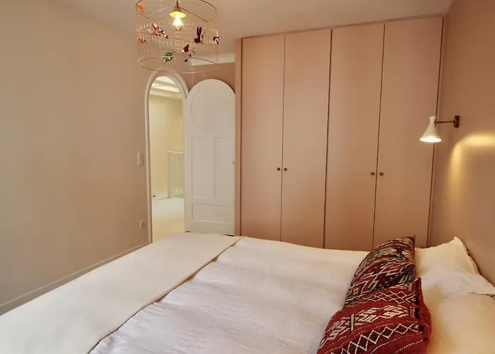 Magnifique Avec Garage En Plein Centre De