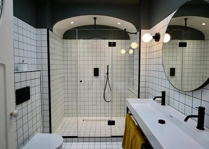 Magnifique Avec Garage En Plein Centre De