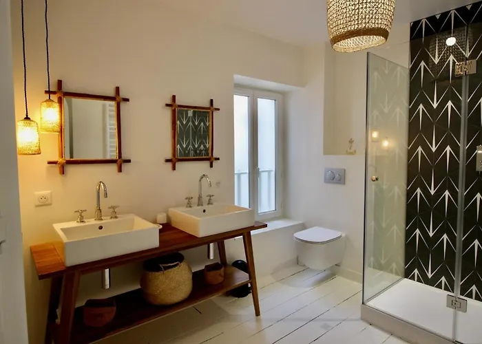 Magnifique Avec Garage En Plein Centre De