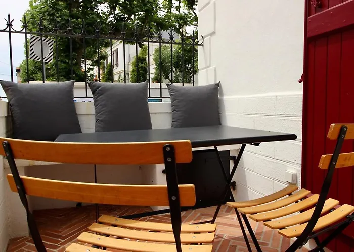 Magnifique Avec Garage En Plein Centre De *