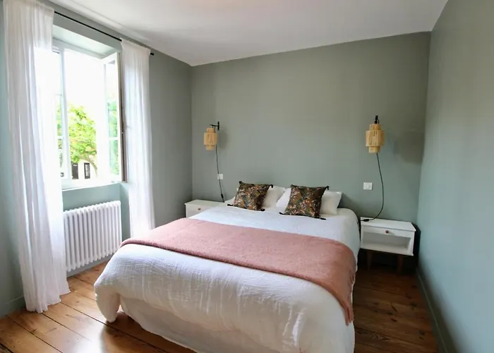 Magnifique Avec Garage En Plein Centre De Villa