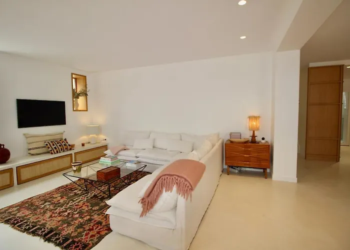 Magnifique Avec Garage En Plein Centre De Villa